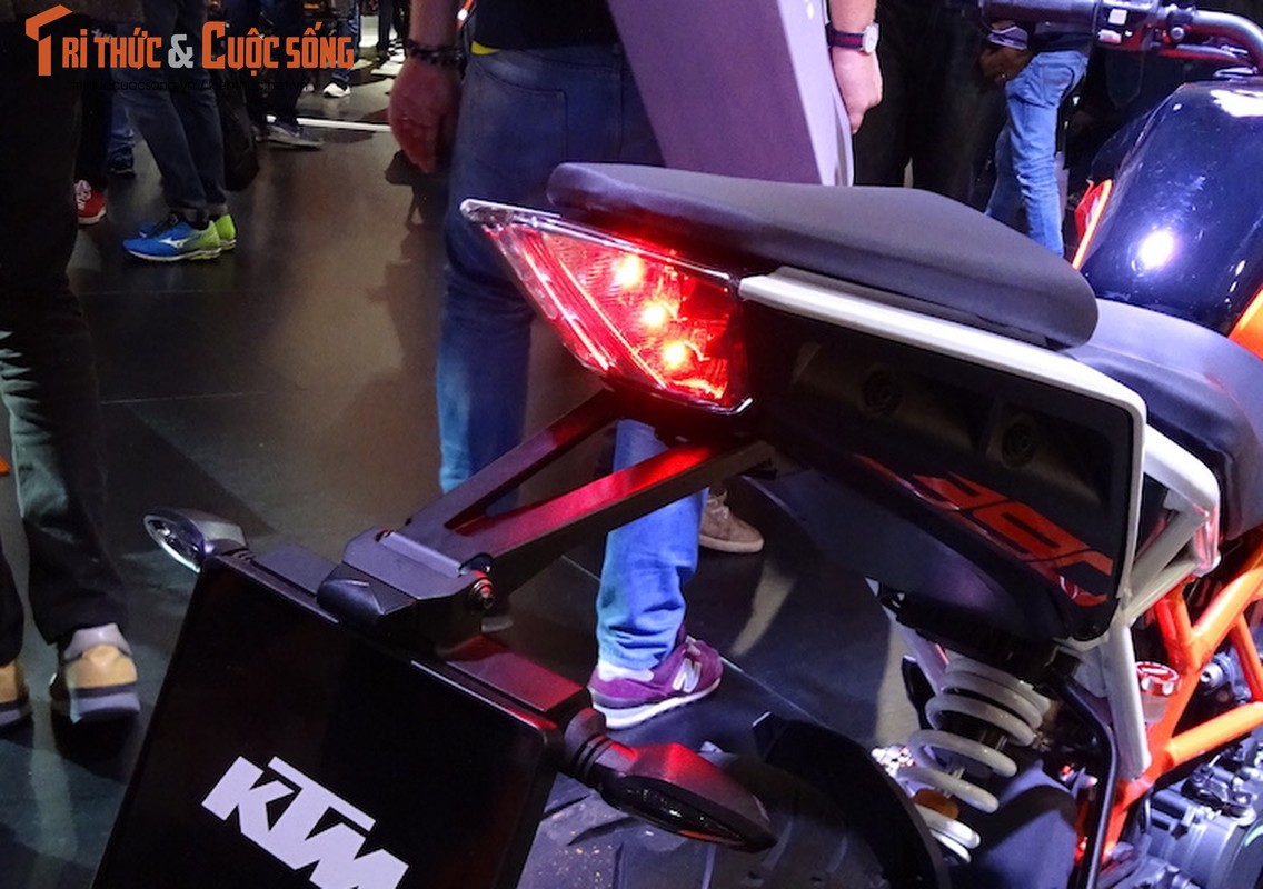 “Soi truc tiep” KTM Duke 390 moi tai trien lam EICMA 2016-Hinh-10