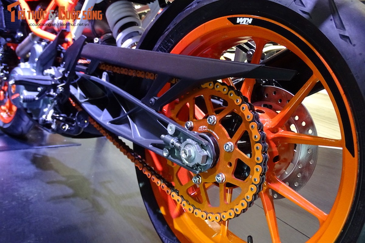 “Soi truc tiep” KTM Duke 390 moi tai trien lam EICMA 2016-Hinh-11