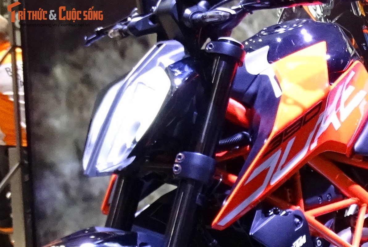 “Soi truc tiep” KTM Duke 390 moi tai trien lam EICMA 2016-Hinh-2