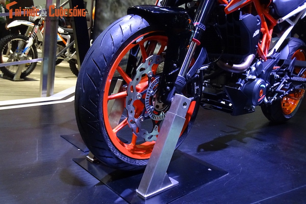 “Soi truc tiep” KTM Duke 390 moi tai trien lam EICMA 2016-Hinh-3