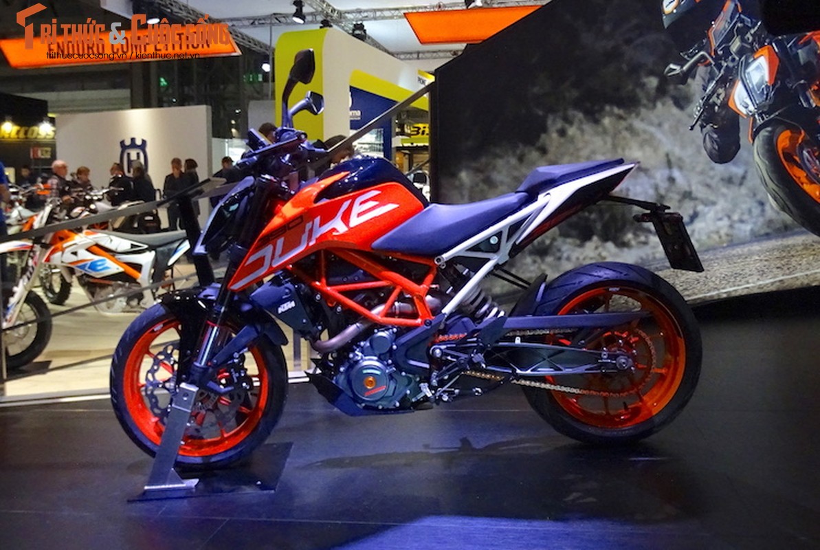 “Soi truc tiep” KTM Duke 390 moi tai trien lam EICMA 2016-Hinh-7