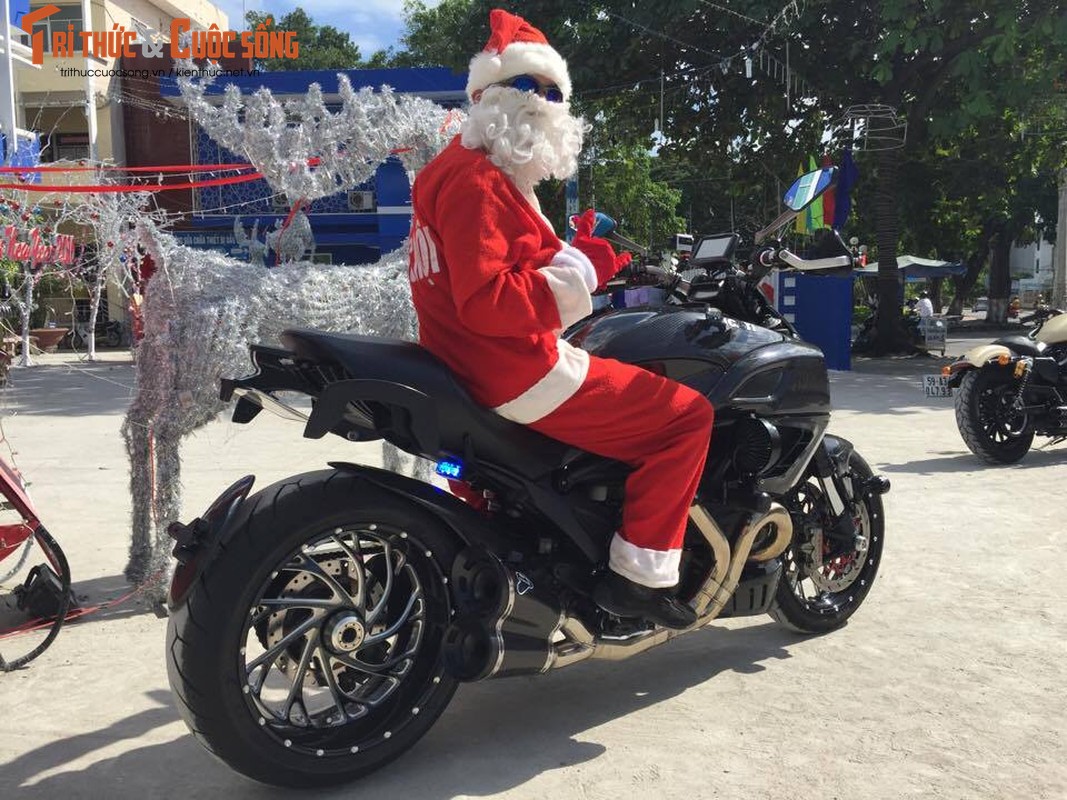 Ong gia Noel Viet cuoi “tuan loc” Ducati Diavel khung nhat VN-Hinh-4