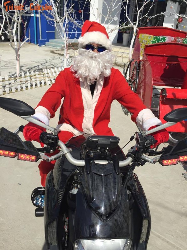 Ong gia Noel Viet cuoi “tuan loc” Ducati Diavel khung nhat VN-Hinh-5