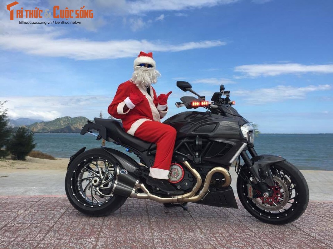 Ong gia Noel Viet cuoi “tuan loc” Ducati Diavel khung nhat VN-Hinh-7