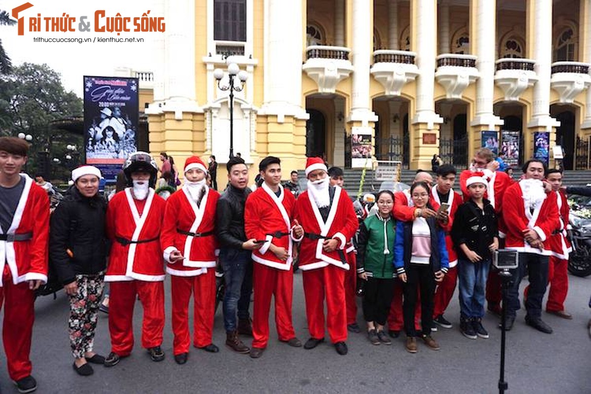 “Ong gia Noel” cuoi moto PKL phat qua giang sinh tai Ha Noi