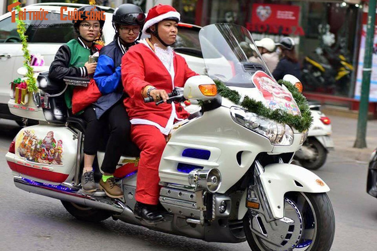 “Ong gia Noel” cuoi moto PKL phat qua giang sinh tai Ha Noi-Hinh-8