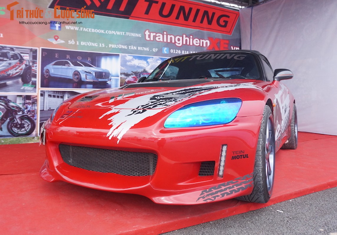 Can canh mui tran Honda S2000 do 700 trieu tai Sai Gon