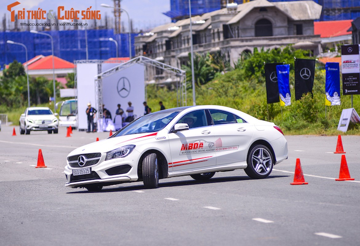 “Xao, che” xe sang Mercedes nhu tay dua tai Ha Noi-Hinh-9