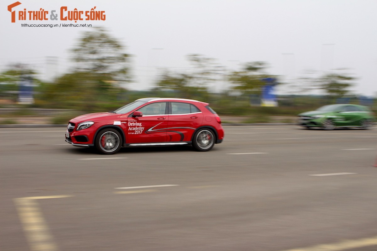 Cam lai ca dan xe sang Mercedes tai Ha Noi-Hinh-7