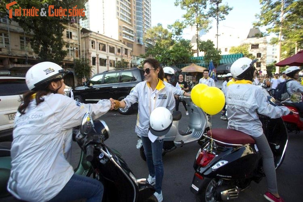 Duong Tu Quynh cam lai xe ga Piaggio Vespa tai Sai Gon-Hinh-3