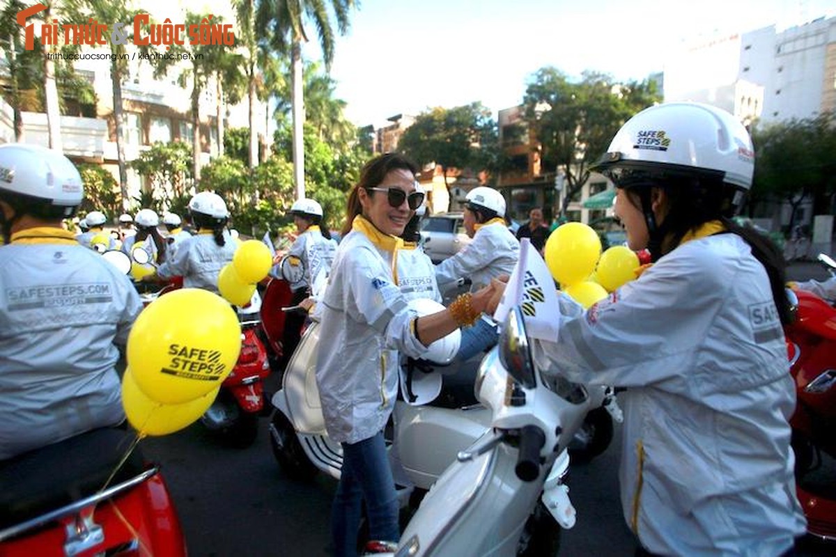 Duong Tu Quynh cam lai xe ga Piaggio Vespa tai Sai Gon-Hinh-9