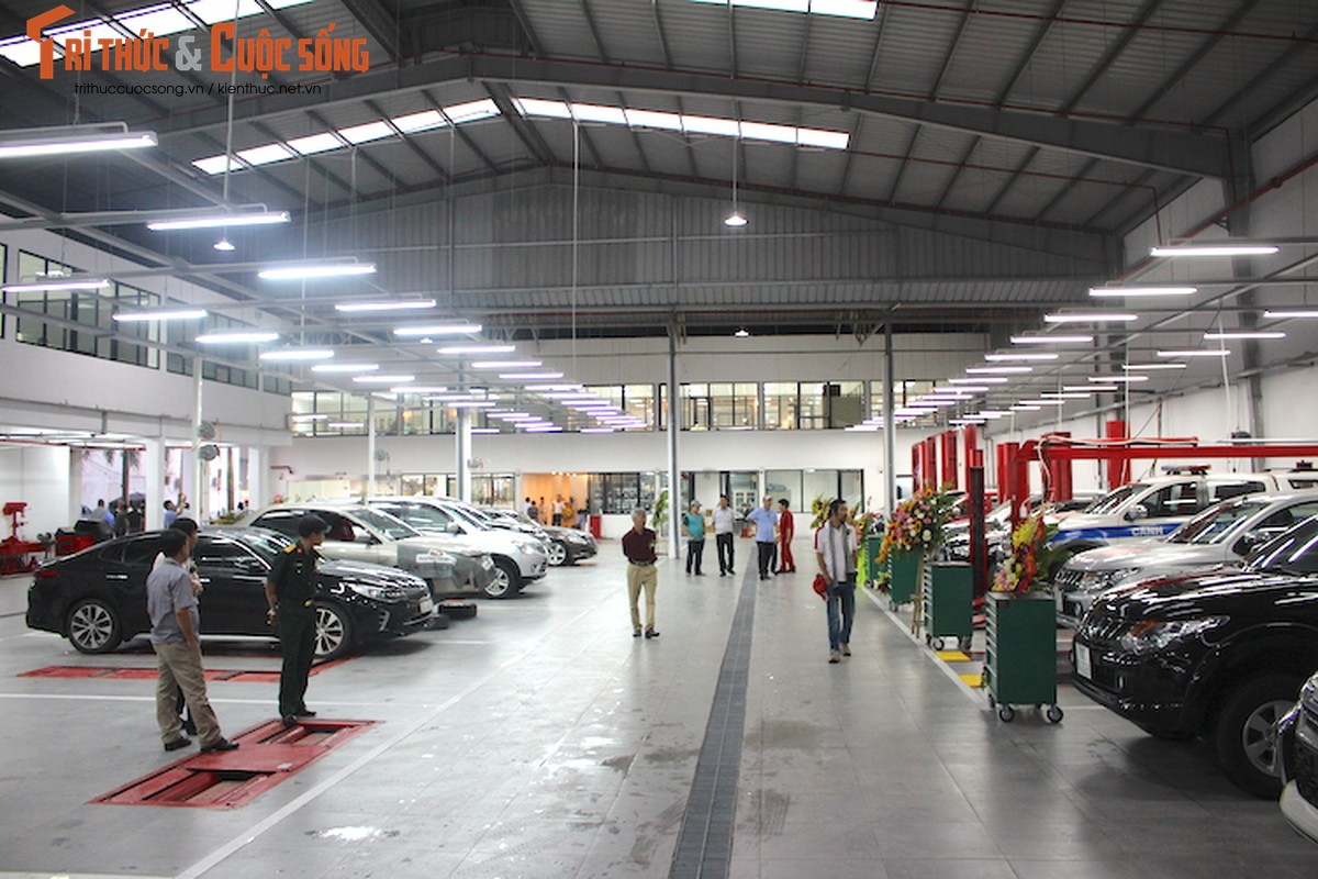 “Dot nhap” showroom Mitsubishi trieu do tai Ha Noi-Hinh-4