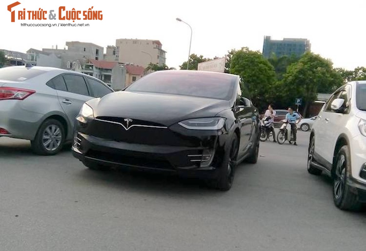 Sieu oto dien Tesla Model X 8 ty “dao pho” Ha Noi