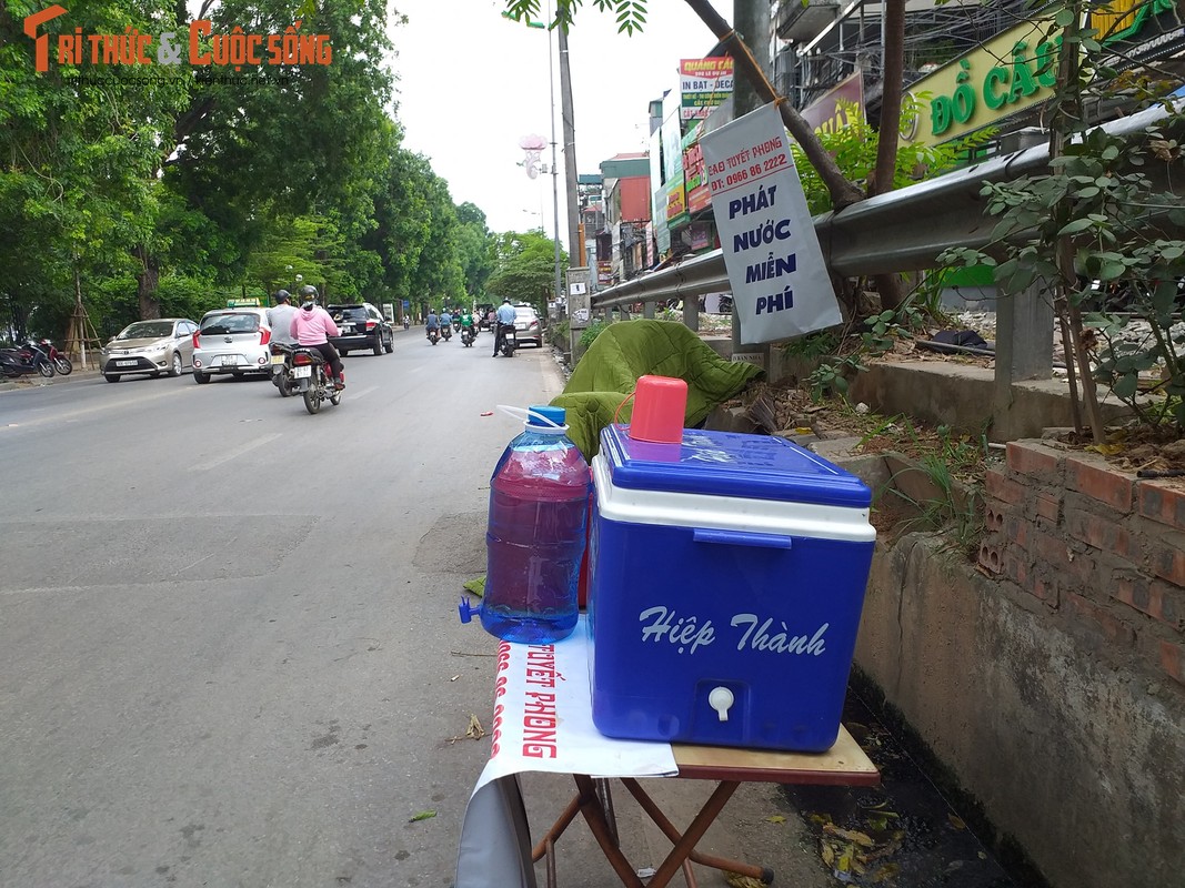 Ha Noi nong 40 do, nguoi di duong mung roi nuoc mat khi thay dieu nay