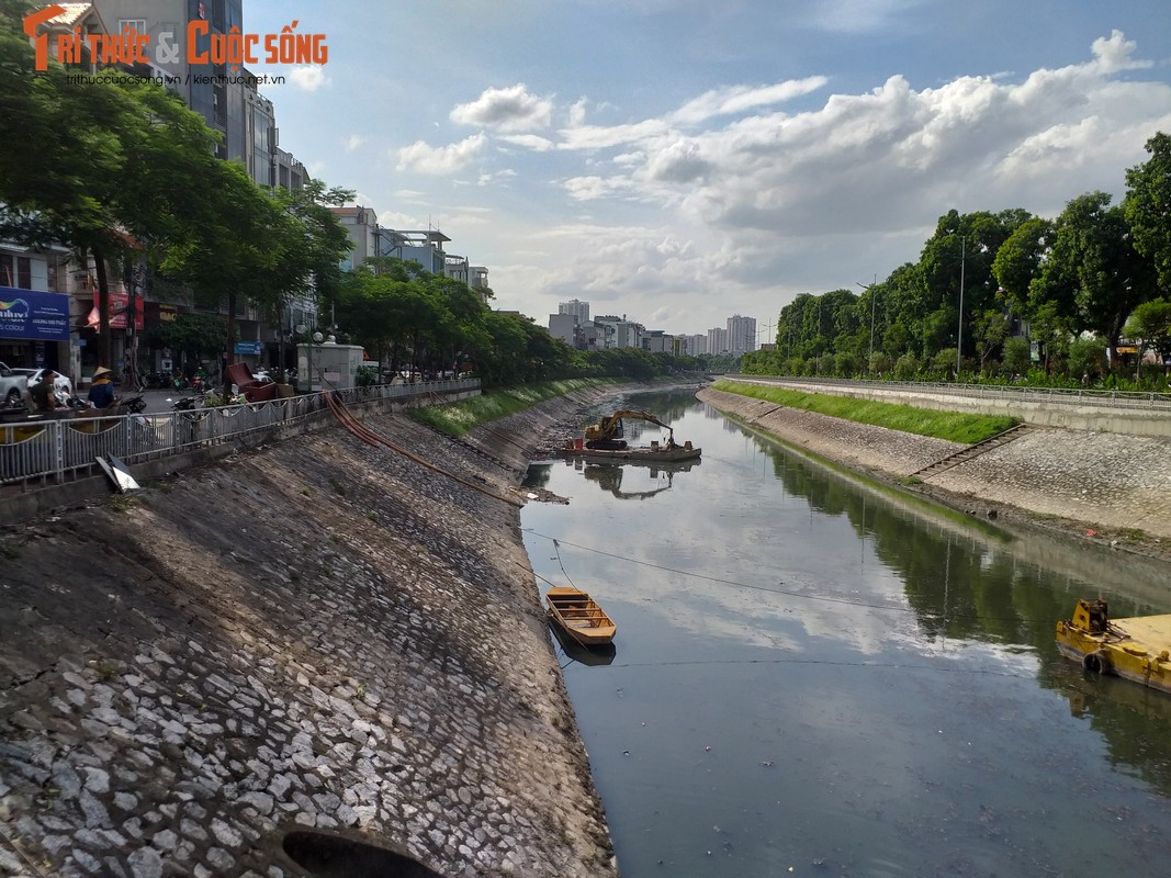 Dan do ra xem cong nhan ngam minh duoi song To Lich den xi giua trua nang-Hinh-8