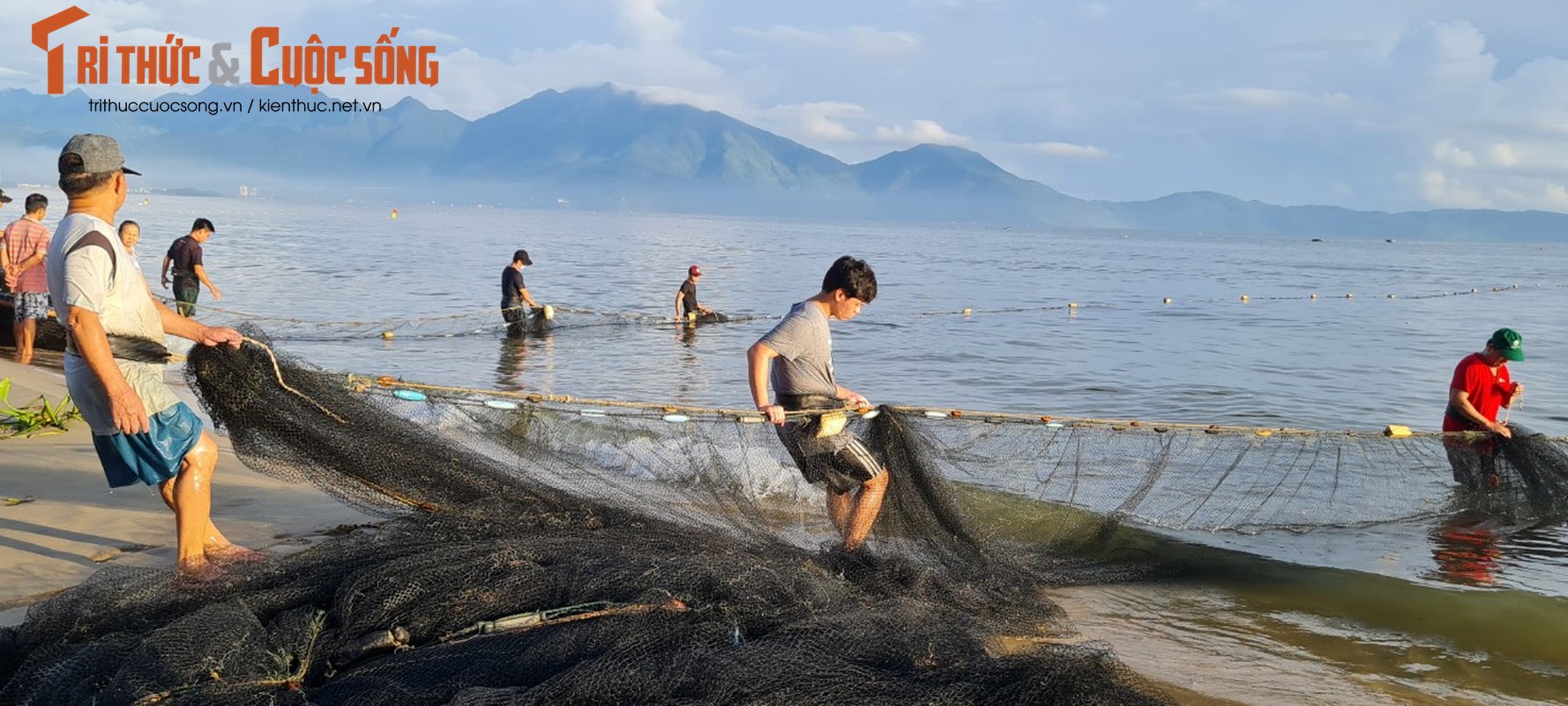 Can canh keo luoi tren bai bien Da Nang luc binh minh-Hinh-7