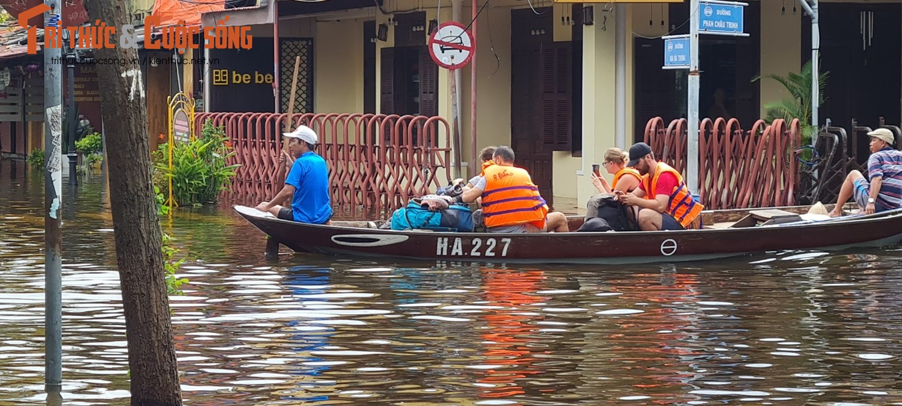 Hoi An: Nuoc ngap tu be, khach du lich di thuyen trong pho co-Hinh-11