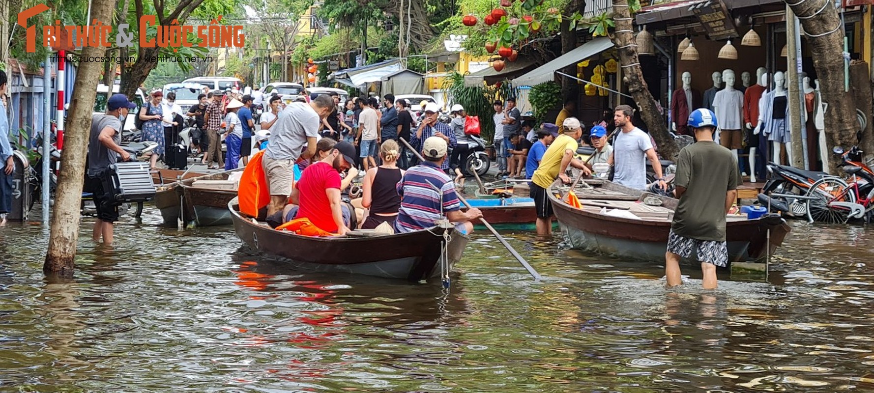 Hoi An: Nuoc ngap tu be, khach du lich di thuyen trong pho co-Hinh-12