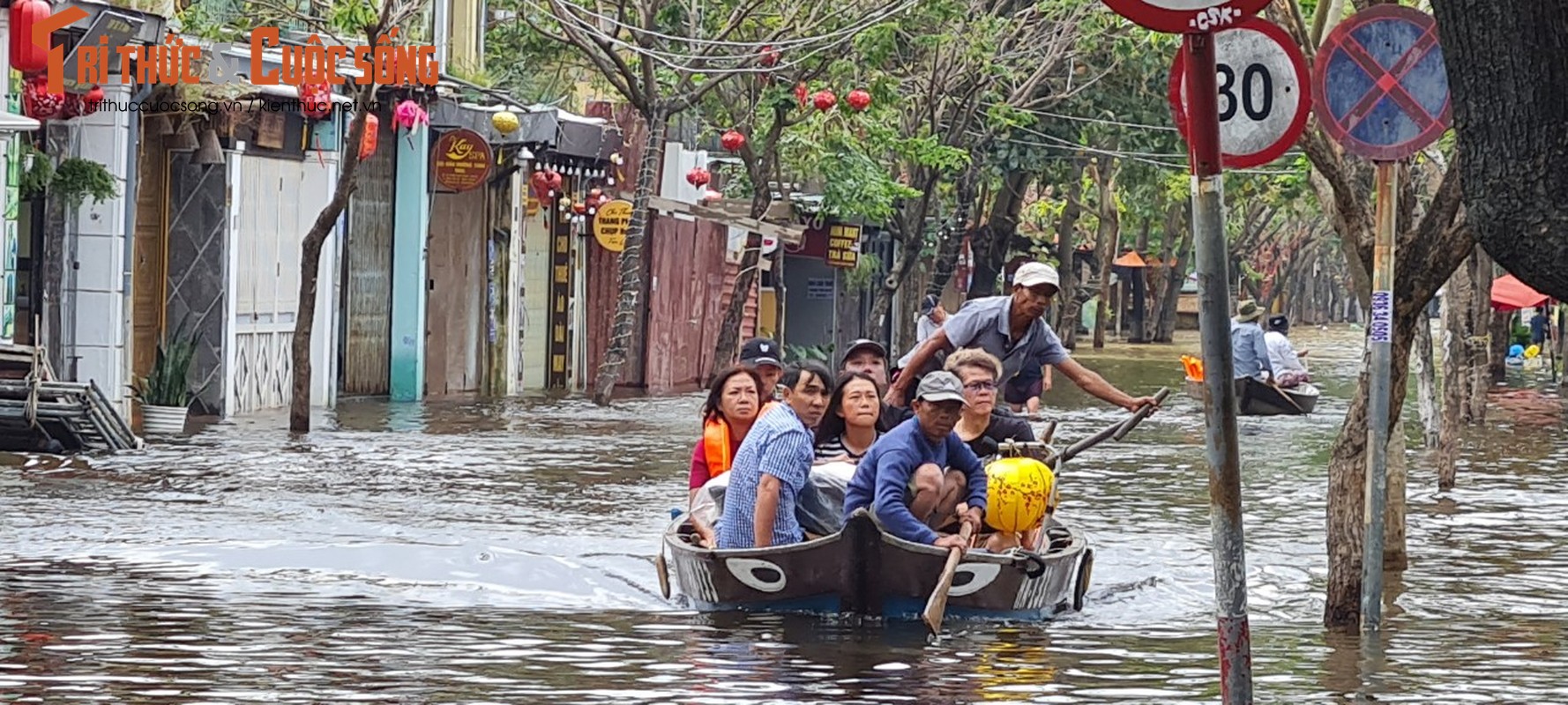 Hoi An: Nuoc ngap tu be, khach du lich di thuyen trong pho co-Hinh-13