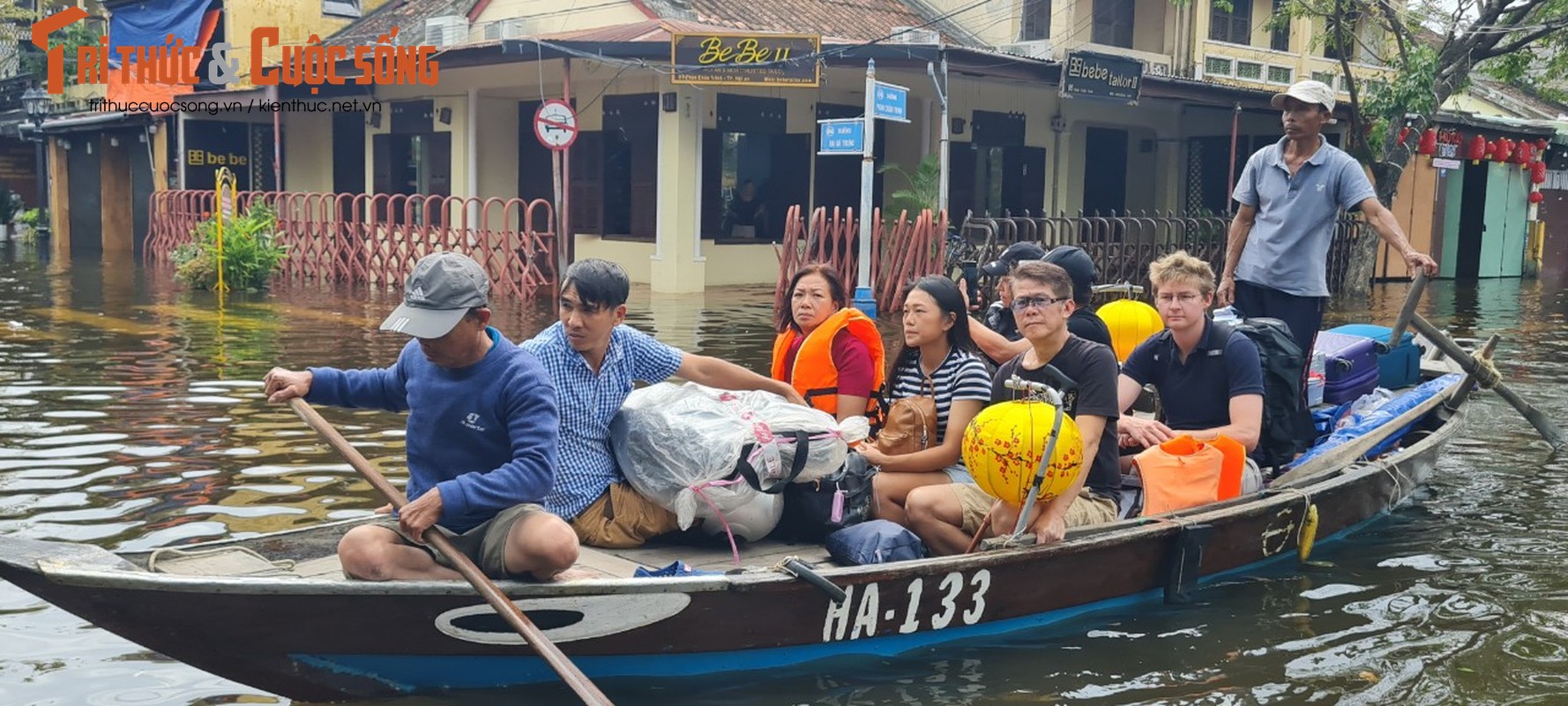 Hoi An: Nuoc ngap tu be, khach du lich di thuyen trong pho co-Hinh-14