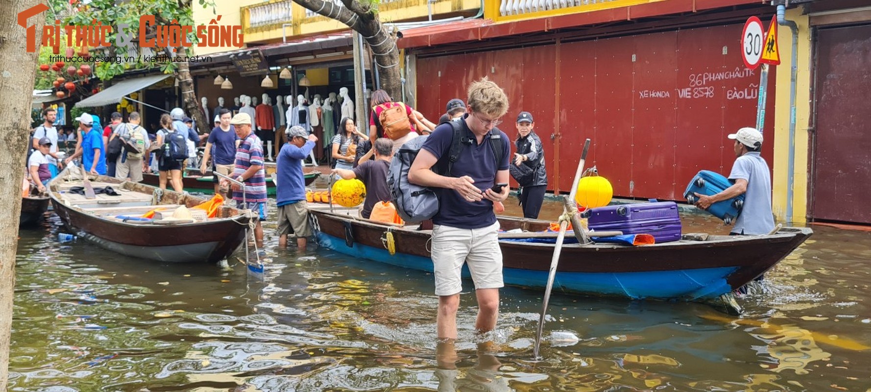 Hoi An: Nuoc ngap tu be, khach du lich di thuyen trong pho co-Hinh-15