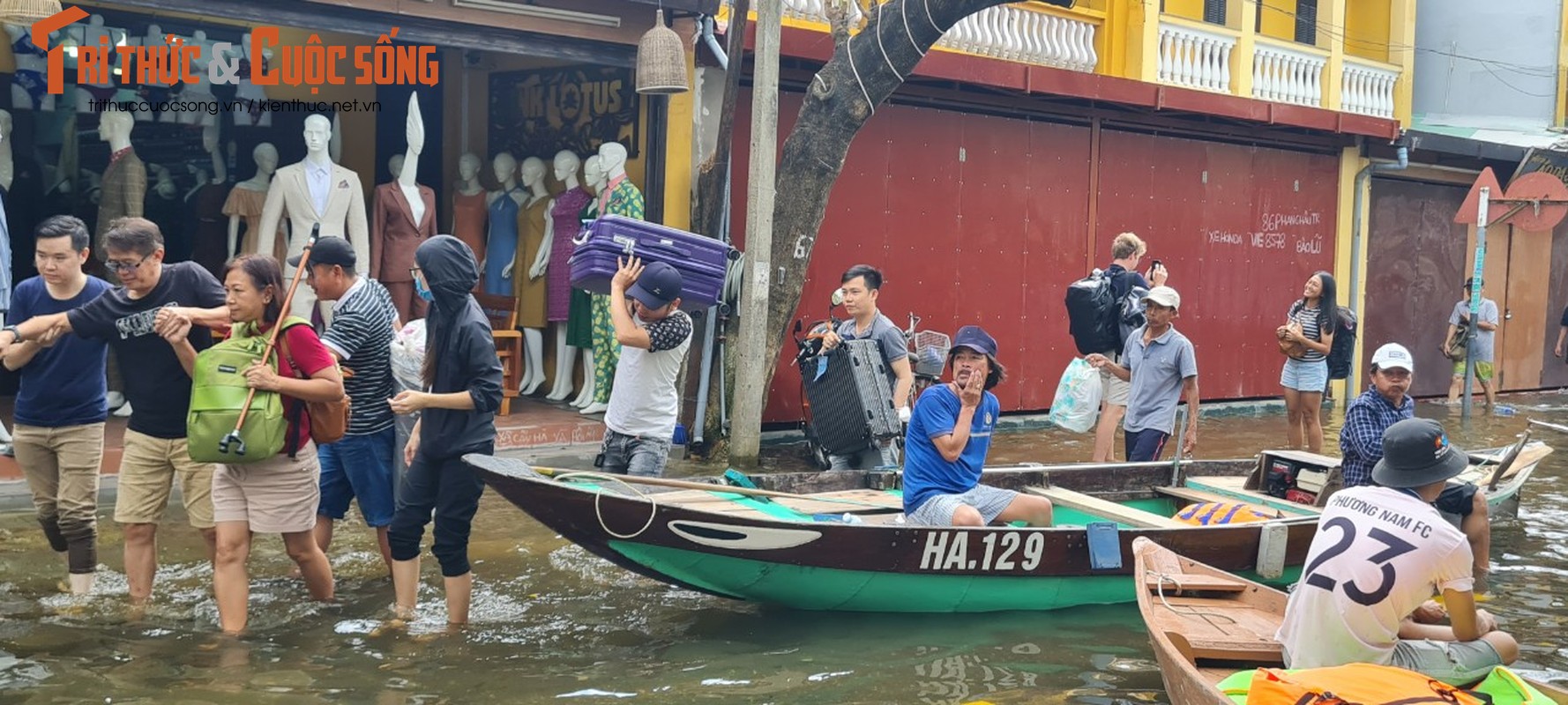 Hoi An: Nuoc ngap tu be, khach du lich di thuyen trong pho co-Hinh-16