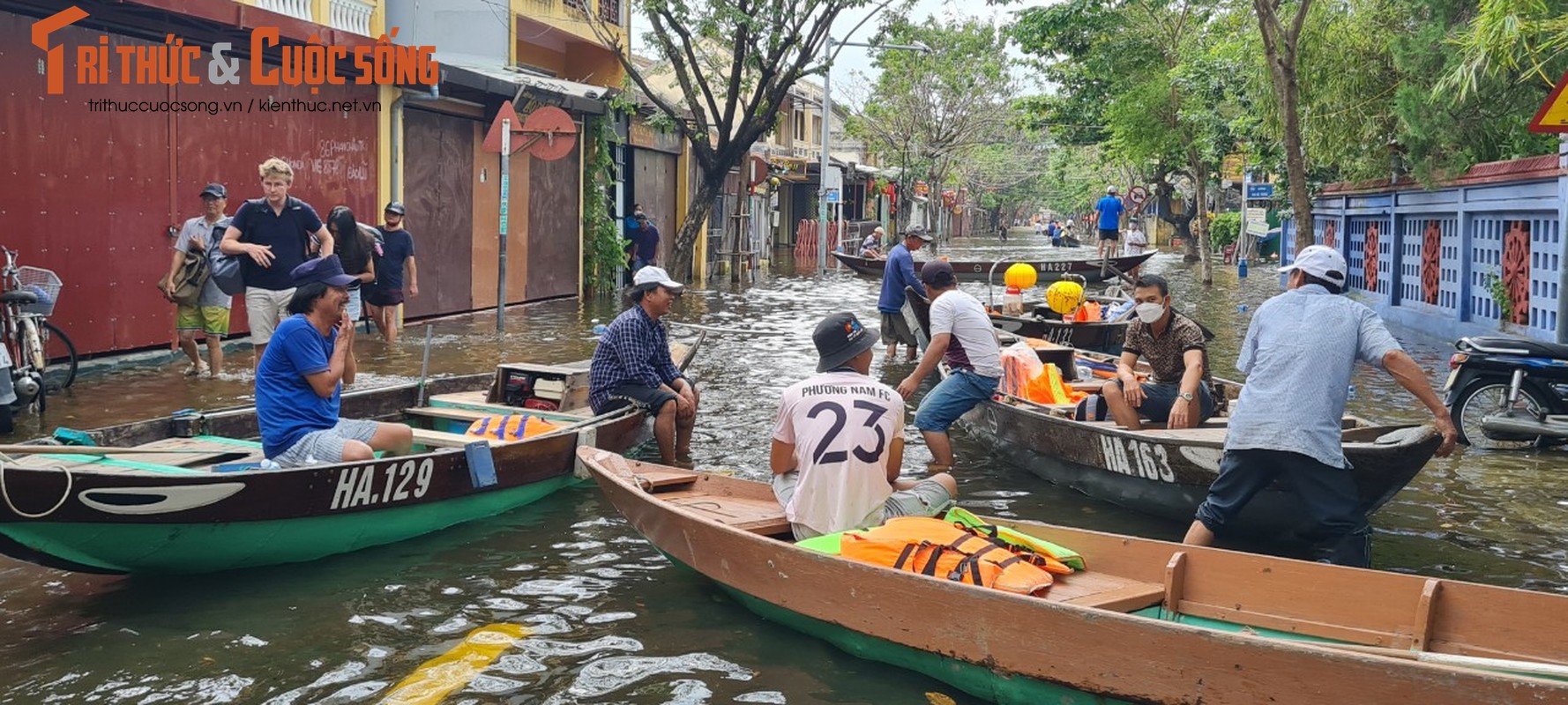 Hoi An: Nuoc ngap tu be, khach du lich di thuyen trong pho co-Hinh-17