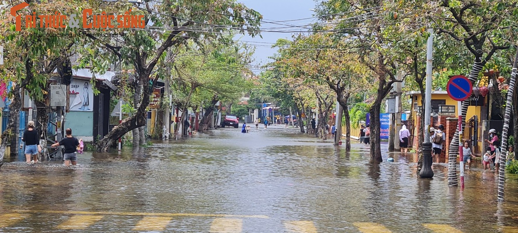 Hoi An: Nuoc ngap tu be, khach du lich di thuyen trong pho co-Hinh-5