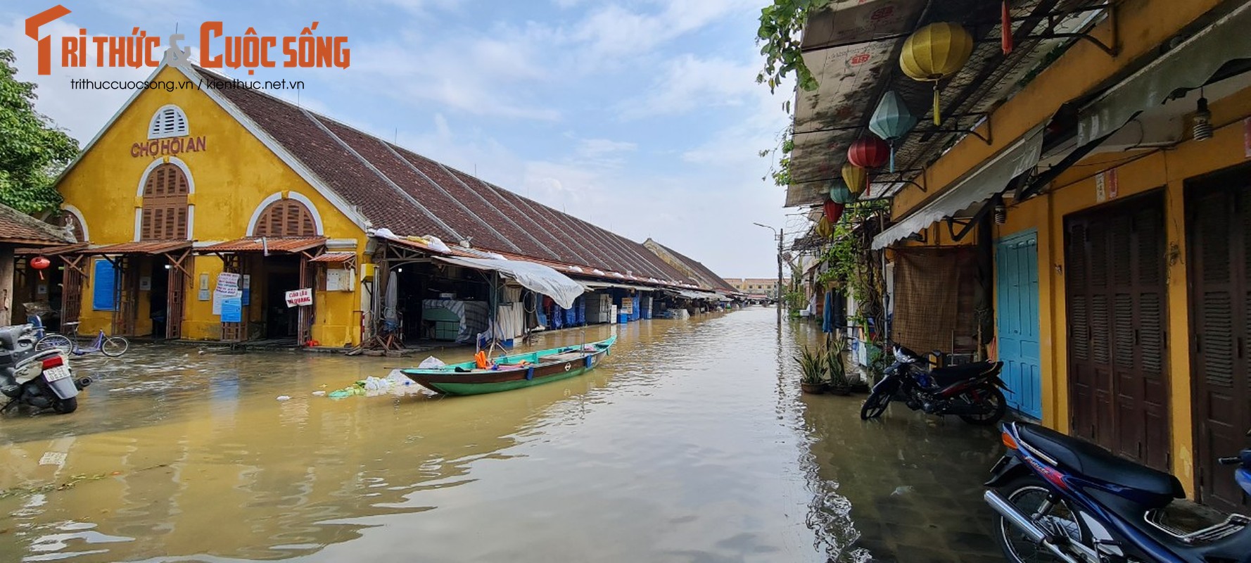 Hoi An: Nuoc ngap tu be, khach du lich di thuyen trong pho co