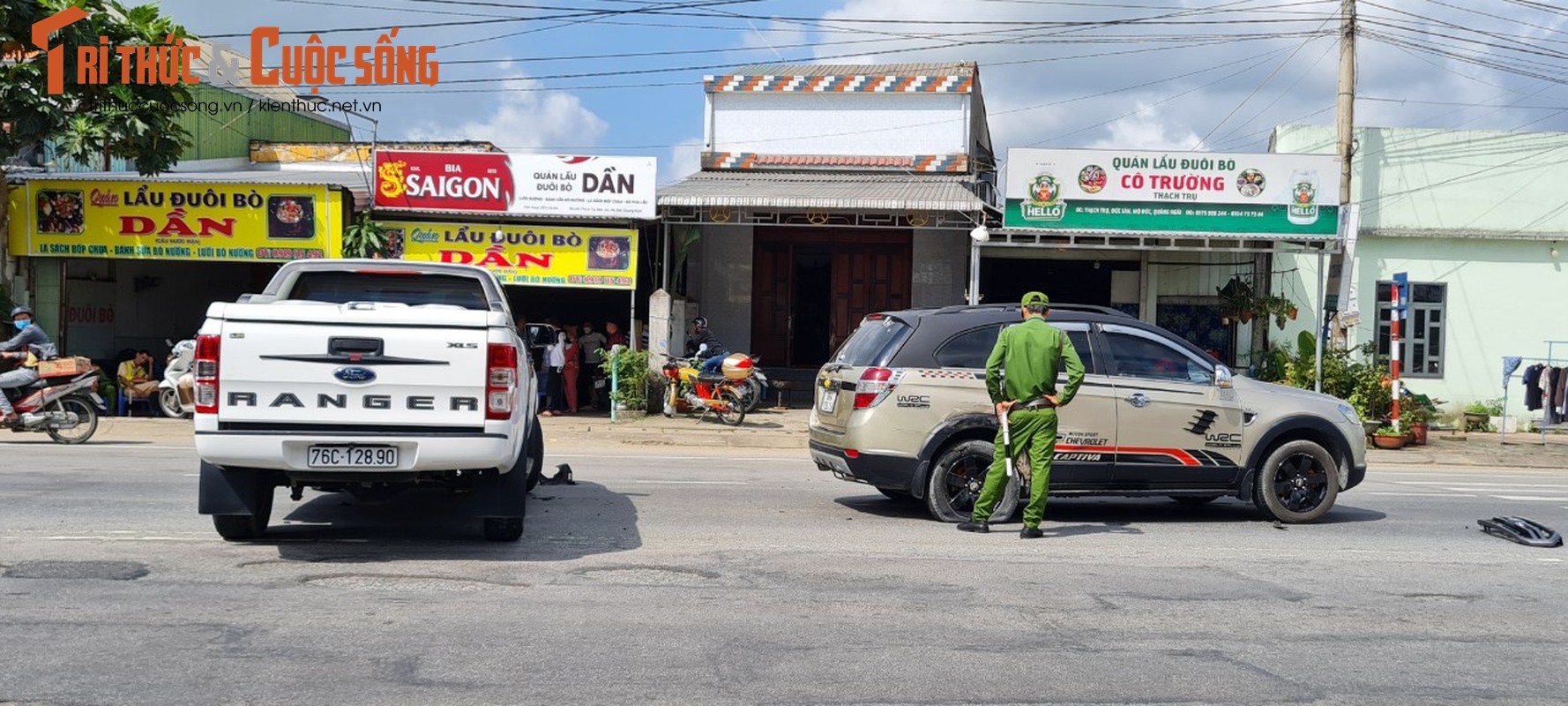 Quang Ngai: Xe no lop, xoay ngang duong, giao thong tren QL1A gap kho-Hinh-2