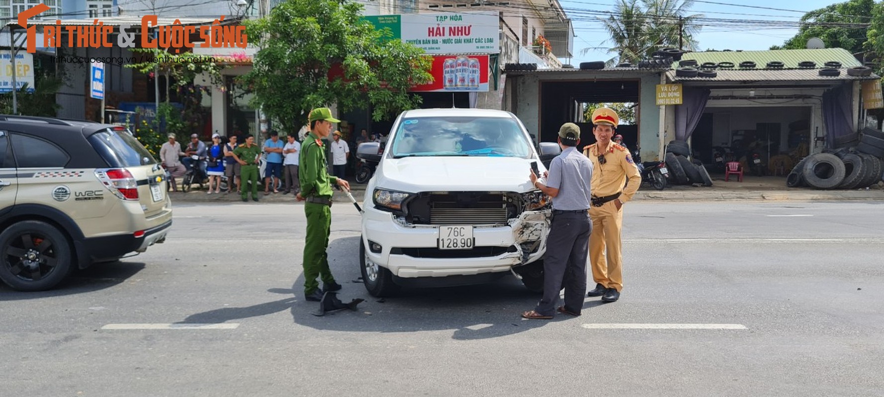 Quang Ngai: Xe no lop, xoay ngang duong, giao thong tren QL1A gap kho-Hinh-8