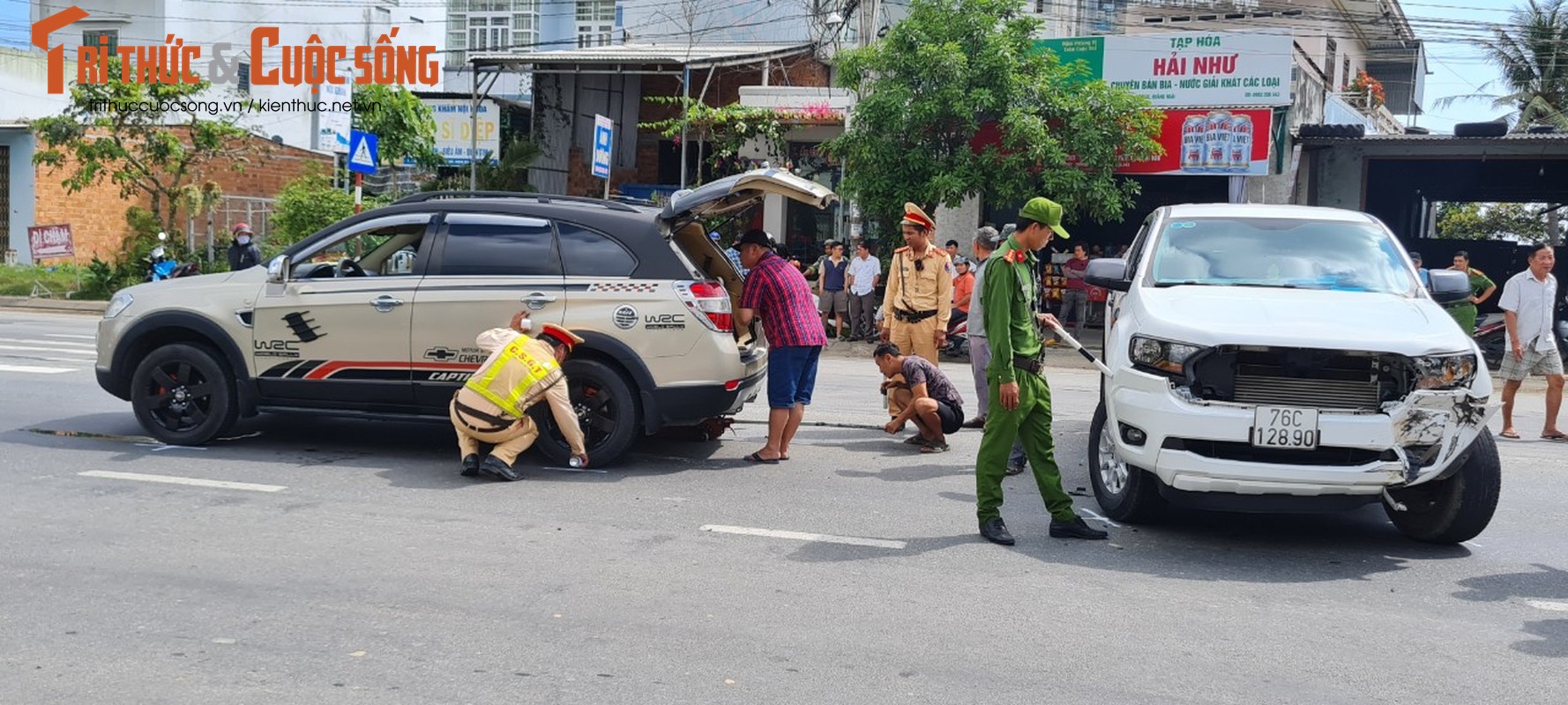 Quang Ngai: Xe no lop, xoay ngang duong, giao thong tren QL1A gap kho-Hinh-9