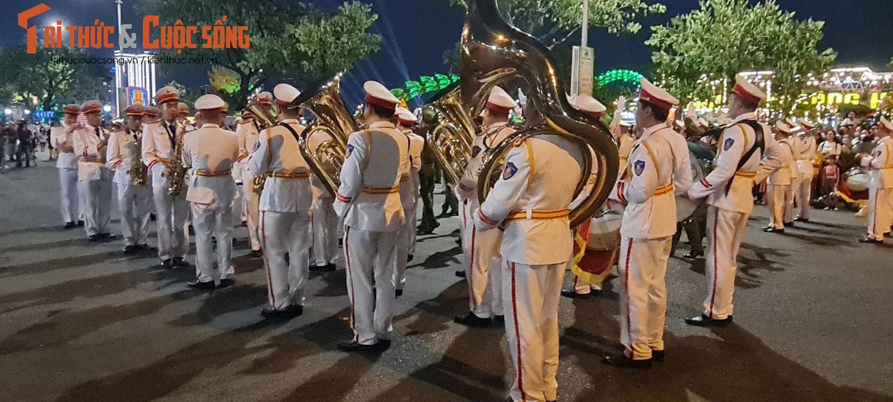 Da Nang: Dong nguoi ken cung xem bieu dien nhac ken dieu hanh tren pho-Hinh-12