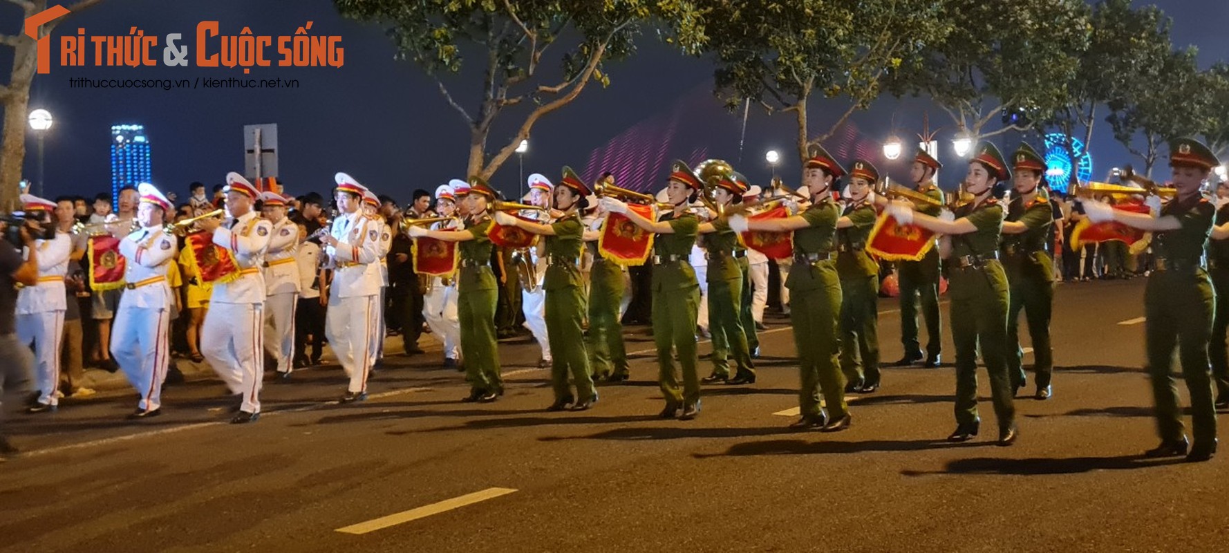 Da Nang: Dong nguoi ken cung xem bieu dien nhac ken dieu hanh tren pho-Hinh-6