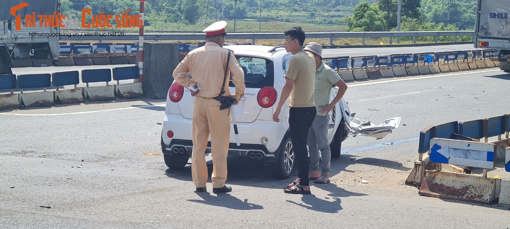 Da Nang: Va cham voi xe tai, o to con vo nat phan dau-Hinh-8