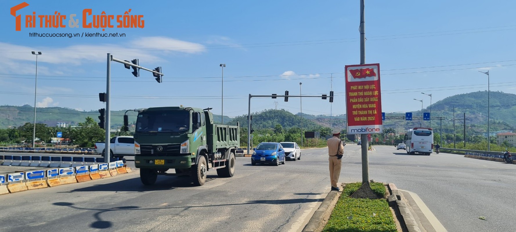 Da Nang: Va cham voi xe tai, o to con vo nat phan dau-Hinh-9