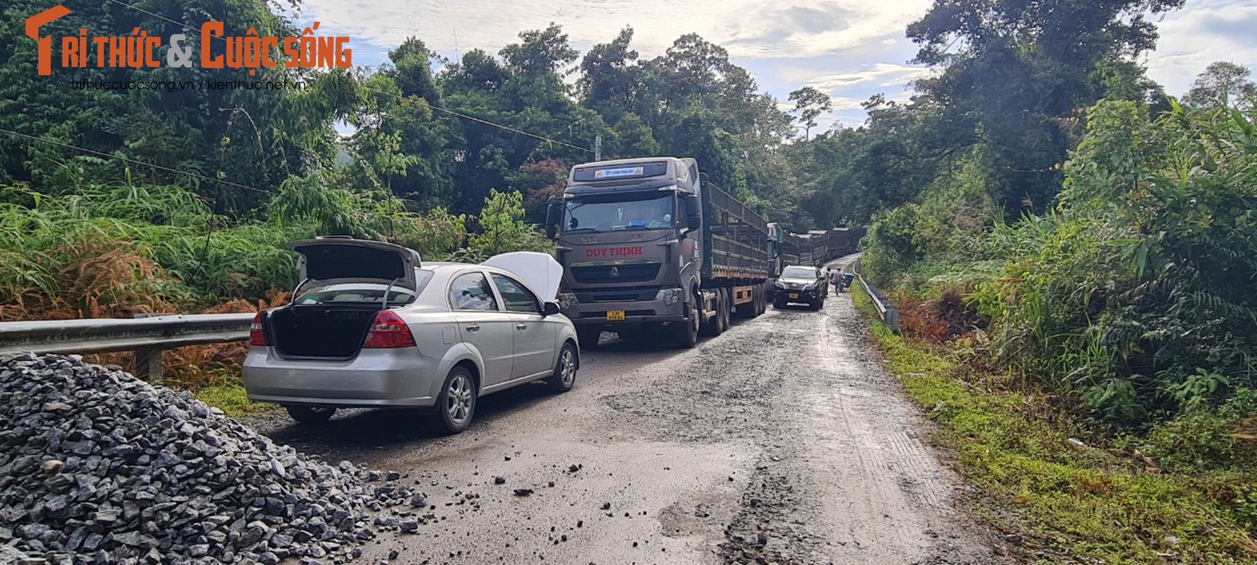 Vuong da thi cong, xe container truot vao vach nui, quoc lo 14D te liet-Hinh-6