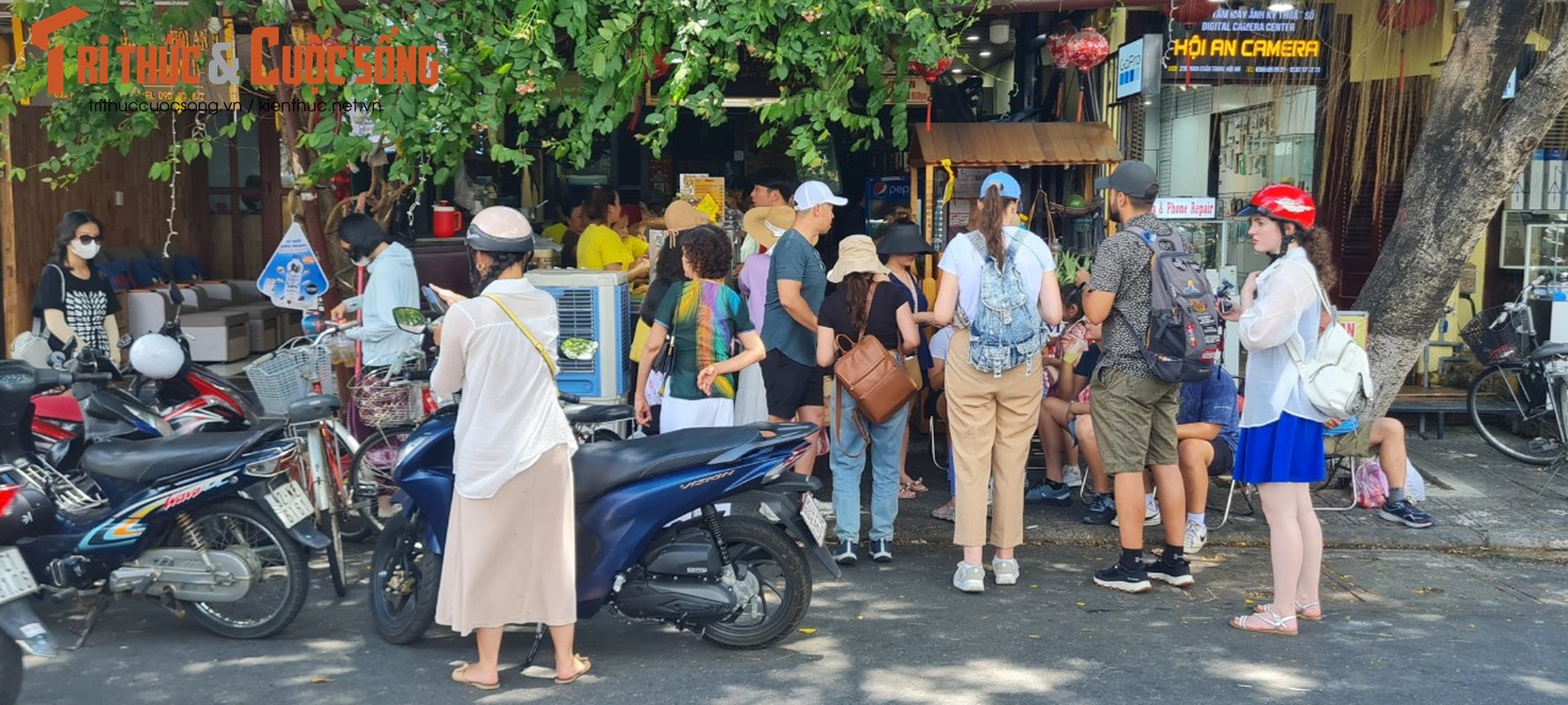 Toan canh vu ngo doc sau khi an banh mi noi tieng nhat Hoi An-Hinh-4