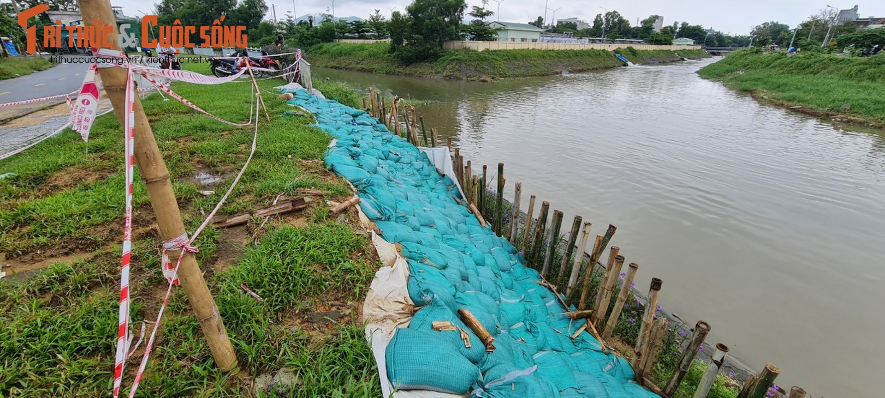 Da Nang: Kenh thoat nuoc Phu Loc bi sut lun, sat lo nghiem trong-Hinh-10