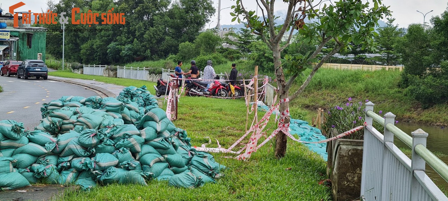 Da Nang: Kenh thoat nuoc Phu Loc bi sut lun, sat lo nghiem trong-Hinh-7