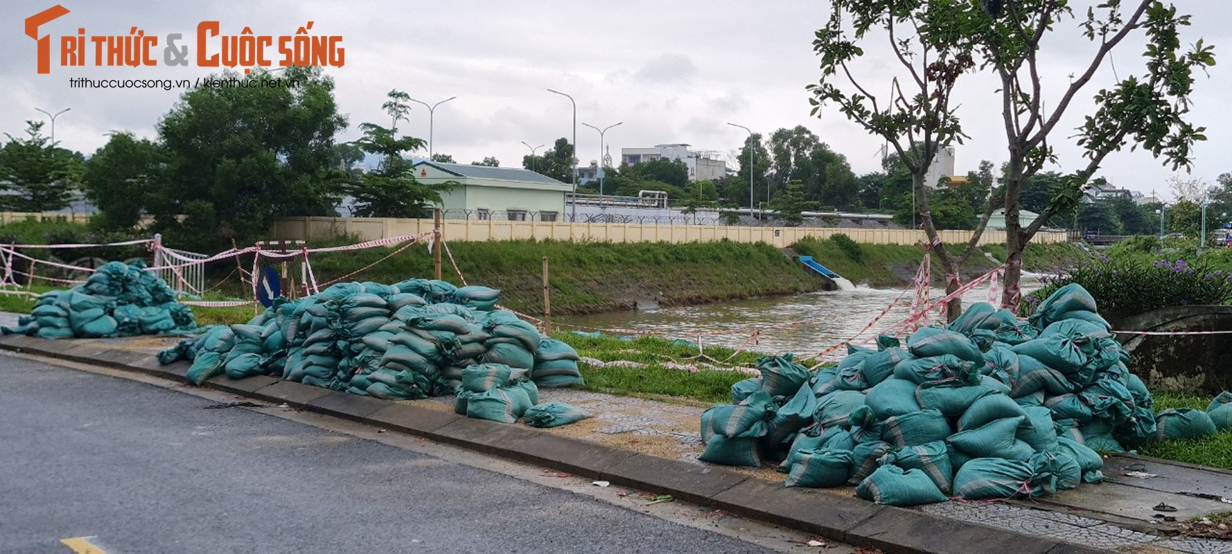 Da Nang: Kenh thoat nuoc Phu Loc bi sut lun, sat lo nghiem trong-Hinh-9