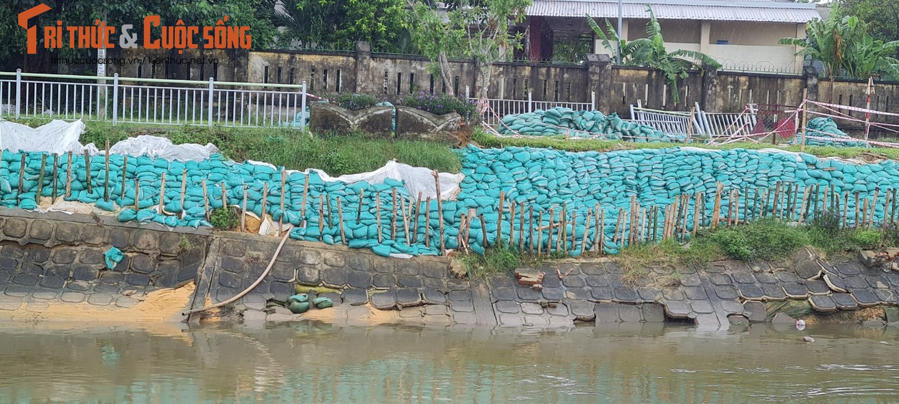 Da Nang: Kenh thoat nuoc Phu Loc bi sut lun, sat lo nghiem trong