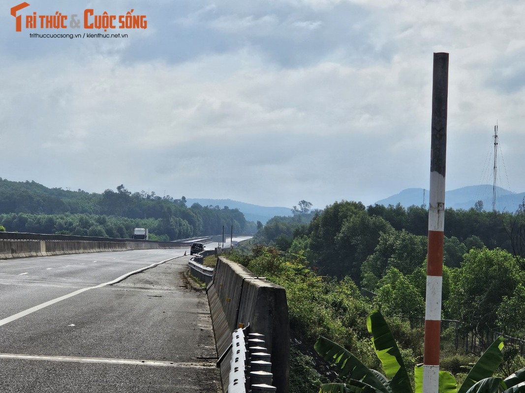 Loat bien bao “bay mau” tren cao toc Da Nang - Quang Ngai-Hinh-7