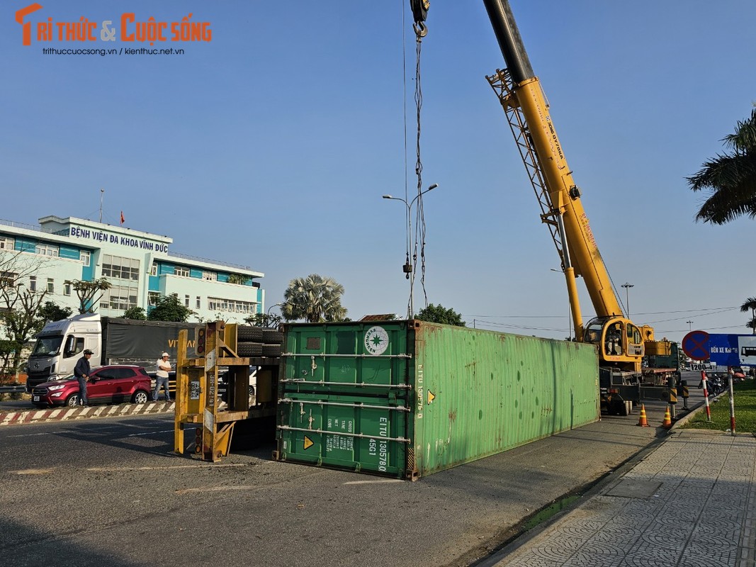 View - 	Quảng Nam Xe container lật chắn ngang Quốc lộ 1A