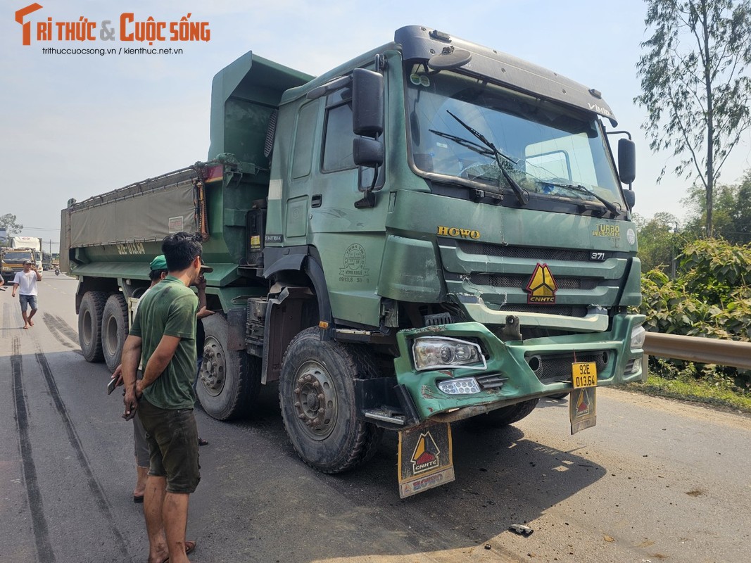 Quang Nam: Xe tai va cham tren cau, Quoc lo 14B tac cung-Hinh-5