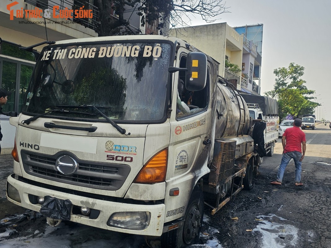 Nang nong, xe cho nhua duong boc chay tro khung o Da Nang-Hinh-11