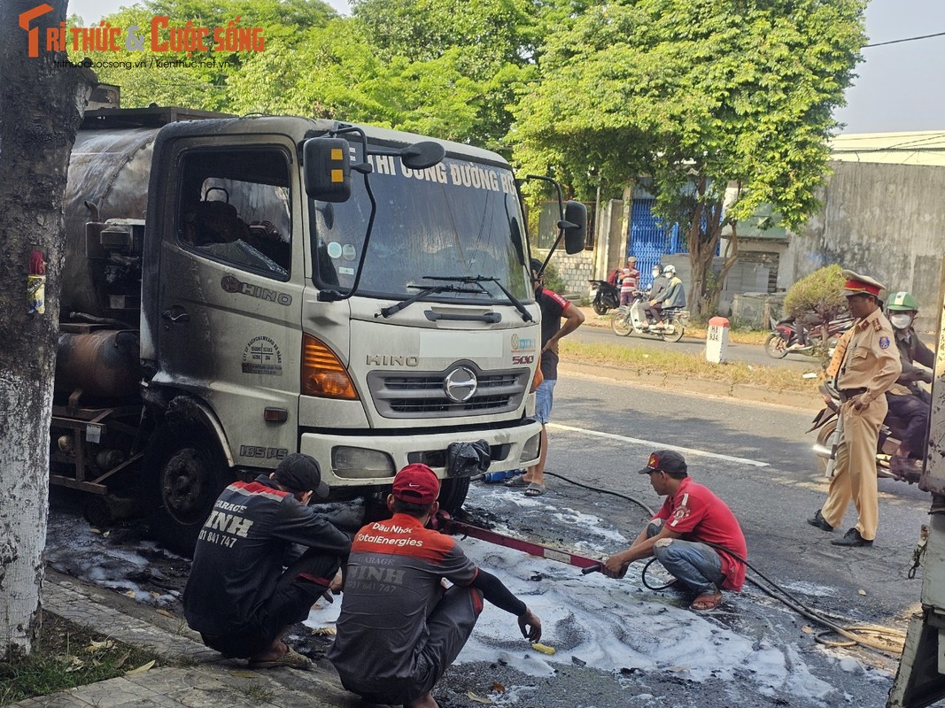 Nang nong, xe cho nhua duong boc chay tro khung o Da Nang-Hinh-9