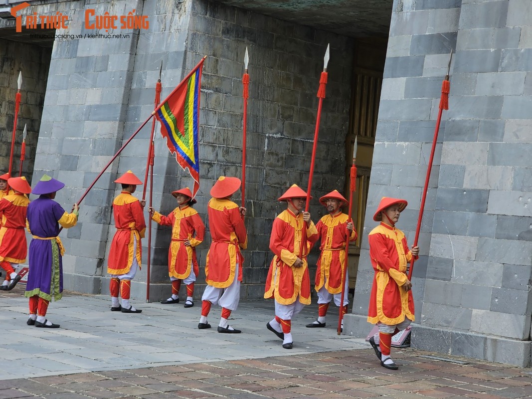 View - 	Phục dựng lễ đổi gác lính canh thời Nguyễn tại Hoàng thành Huế