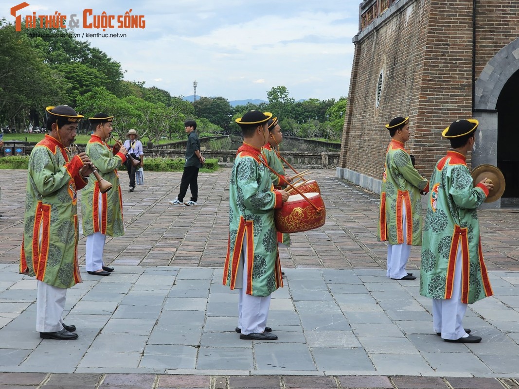 View - 	Phục dựng lễ đổi gác lính canh thời Nguyễn tại Hoàng thành Huế