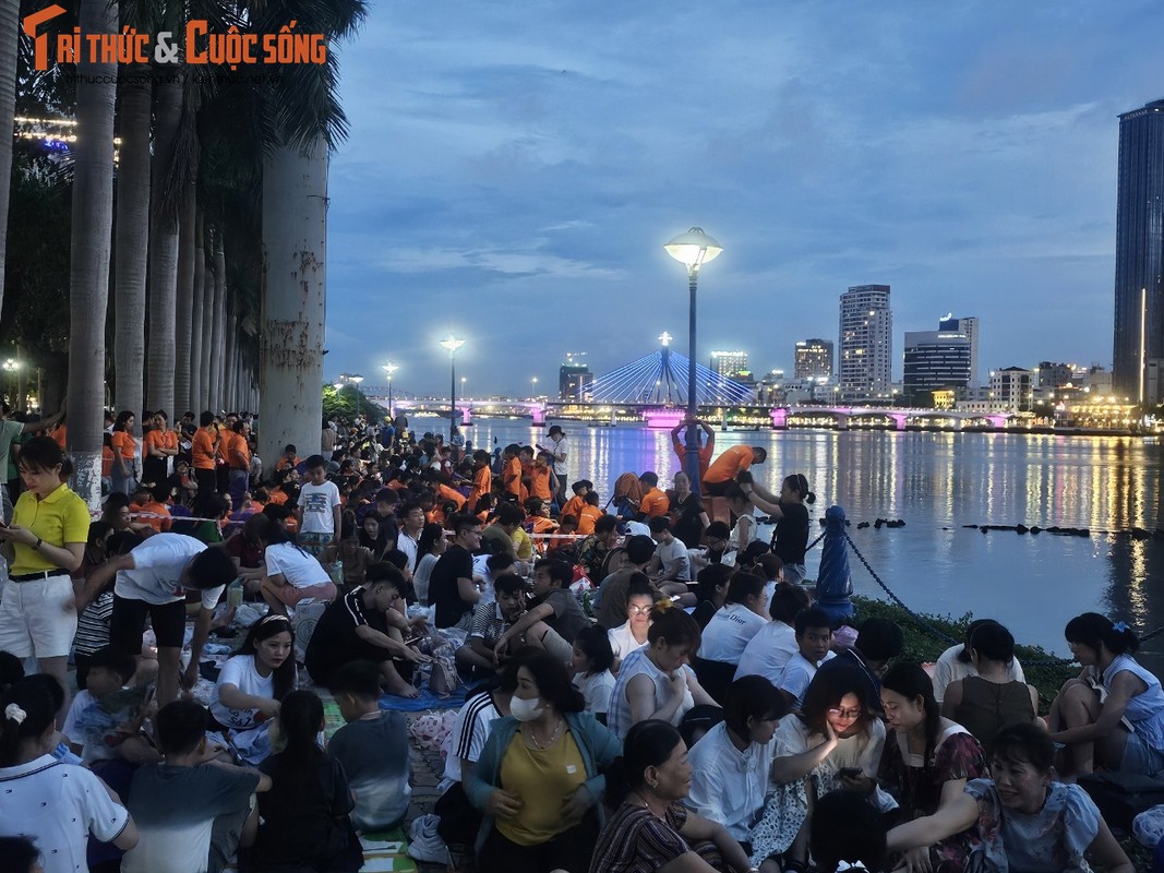 View - 	Không khí trước giờ Khai mạc Lễ hội pháo hoa Đà Nẵng 2024